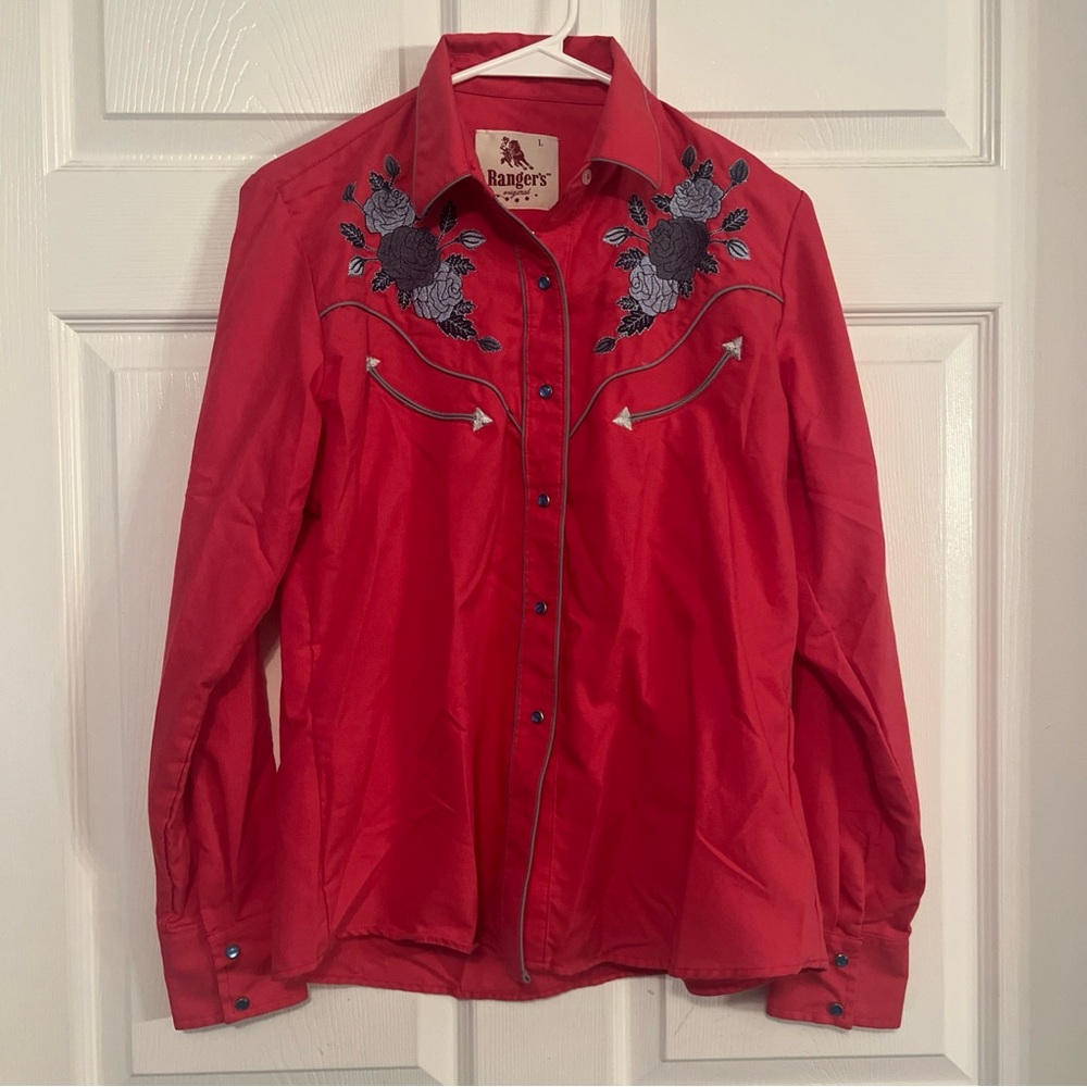 Women's pink Embroidered Western snap enclosure long sleeve shirt